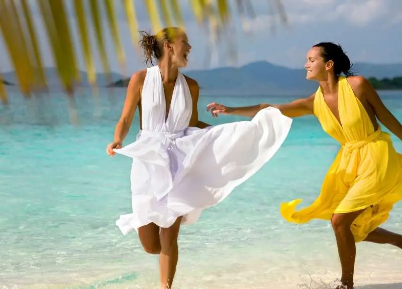 dress color match with beach environment